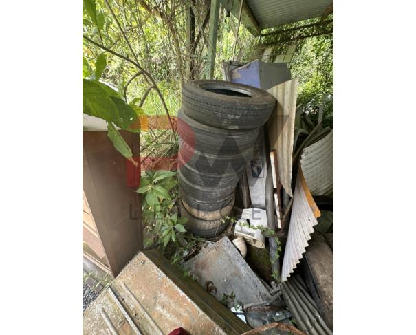 Foto de LOTE CONTENDO SUCATA DE PNEUS DE TAMANHOS DIVERSOS, NO ESTADO EM QUE SE ENCONTRA.