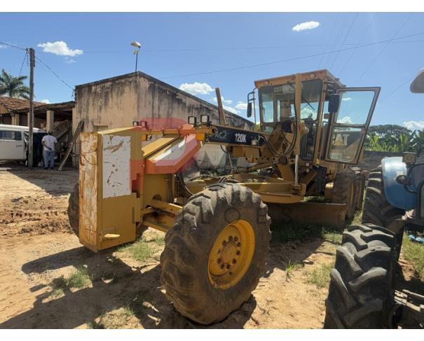 Foto de MOTONIVELADORA CATERPILLAR 120K, AMARELA, CAT0120KLJAP05278, ANO 2014, NO ESTADO EM QUE SE ENCONTRA.