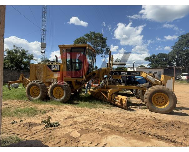Foto de MOTONIVELADORA CATERPILLAR 120K, AMARELA, CAT0120KLJAP05278, ANO 2014, NO ESTADO EM QUE SE ENCONTRA.