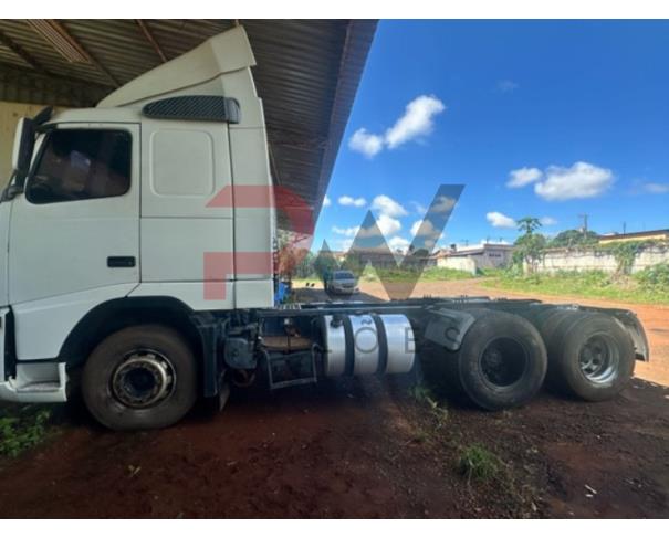 Foto de CAMINHÃO TRATOR VOLVO/FH 440 6X2 T, DIESEL, BRANCA, 2009/2010, CHASSI: ...51688, NO ESTADO EM QUE SE ENCONTRA.