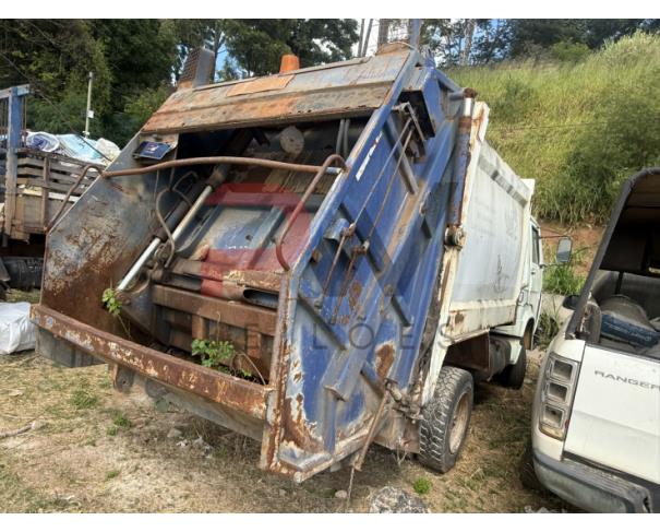 Foto de CARGA / CAMINHAO VW/8.150, 2000/2000, DIESEL, CHASSI: 9BWV2VD23YRY05528, RENAVAM: 00736861688, NO ESTADO EM QUE SE ENCONTRA. MOTOR AVARIADO. ESTA SEM UMA RODA DIANTEIRA.