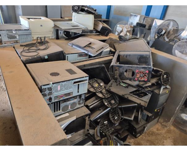 Foto de LOTE CONTENDO SUCATAS DE INFORMÁTICA, ELETRÔNICOS (COMPUTADORES, MONITORES, IMPRESSORAS, ELETRÔNICOS), ELETRODOMESTICOS (GELADEIRA, VENTILADORES, EXAUSTOR, BEBEDOUROS, FOGÕES, TV), DENTRE OUTROS, NO ESTADO EM QUE SE ENCONTRAM. 