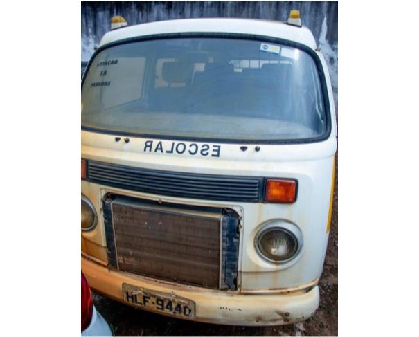 Foto de PAS/MICROONIBUS KOMBI ESCOLAR, ALCOOL/GASOLINA, BRANCA, 15 L, 2012/2013, PLACA: HLF-9440, RENAVAM: 476074789, CHASSI: 9BWMF07X0DP002823, NO ESTADO EM QUE SE ENCONTRA