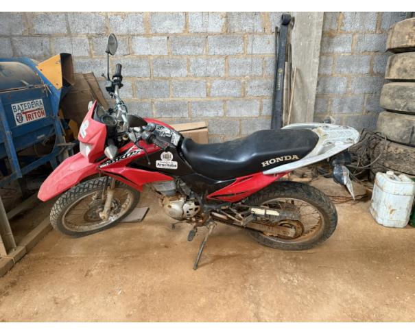 Foto de MOTOCICLETA HONDA/NXR150 BROS ESD, ALCOOL/GASOLINA, VERMELHA, 2013/2013, CHASSI: 9C2KD0540DR142840, RENAVAM: 00549613935, NO ESTADO EM QUE SE ENCONTRA.