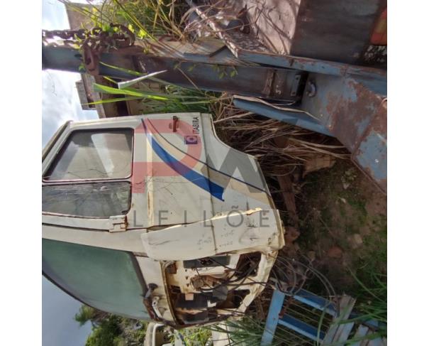 Foto de CAMINHAO M.BENZ/1714, 1994/1994, DIESEL, BRANCA, PLACA GLL - 4926, CHASSI: 9BM682123RB018831, RENAVAM: 00623933543, NO ESTADO EM QUE SE ENCONTRA. ESTÁ SEM MOTOR E SEM CAIXA DE MARCHAS.MOTOR ESTA FORA DO CAMINHAO E FALTA 01 RODA DIANTEIRA.