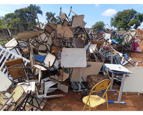 Foto de LOTE CONTENDO SUCATAS DE CADEIRAS, CARTEIRAS ESCOLARES, ENTRE OUTROS - (LOTE ESCOLAR B), NO ESTADO EM QUE SE ENCONTRAM. 