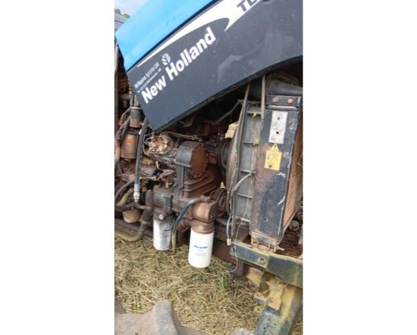 Foto de LOTE CONTENDO TRATOR NEW HOLLAND TL55E, ANO 2003, NO ESTADO EM QUE SE ENCONTRA.