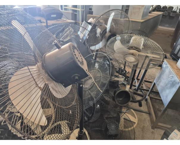Foto de LOTE CONTENDO SUCATAS DE INFORMÁTICA, ELETRÔNICOS (COMPUTADORES, MONITORES, IMPRESSORAS, ELETRÔNICOS), ELETRODOMESTICOS (GELADEIRA, VENTILADORES, EXAUSTOR, BEBEDOUROS, FOGÕES, TV), DENTRE OUTROS, NO ESTADO EM QUE SE ENCONTRAM. 