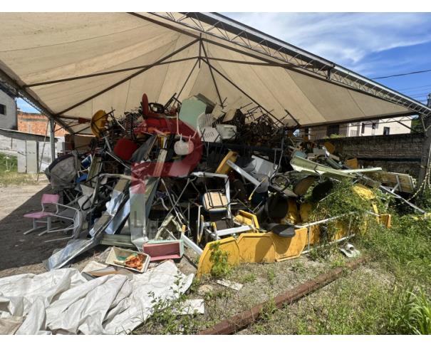 Foto de LOTE CONTENDO SUCATA DE CADEIRAS E MESAS, NO ESTADO EM QUE SE ENCONTRA