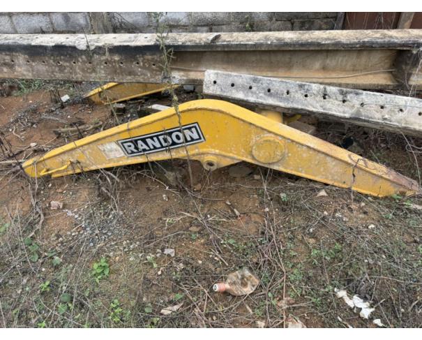 Foto de LOTE CONTENDO SUPORTE DA CONCHA DIANTEIRA (H) PARA RETROESCAVADEIRA RANDON, NO ESTADO EM QUE ENCONTRA.