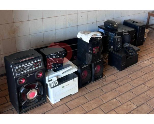 Foto de LOTE CONTENDO SUCATA DE BENS DIVERSOS, COMO MOBILIÁRIOS, ELETRODOMÉSTICOS, MATERIAIS DE INFORMÁTICA, ENTRE OUTROS, NO ESTADO EM QUE SE ENCONTRA.