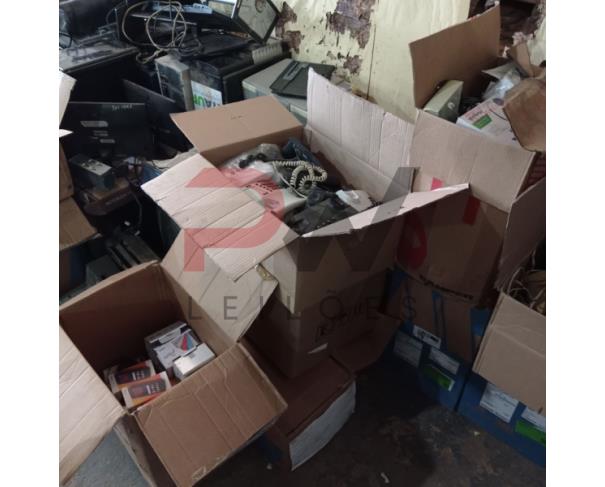 Foto de LOTE CONTENDO MATERIAL DE INFORMÁTICA E ELETROELETRÔNICOS, NO ESTADO EM QUE SE ENCONTRAM.