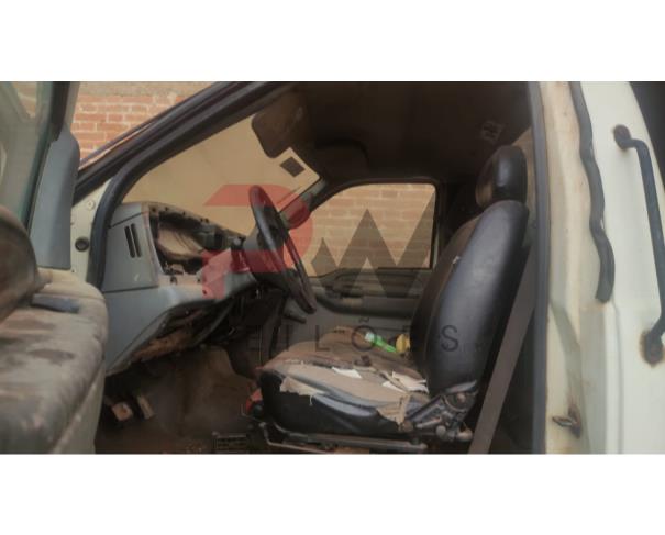 Foto de CAMINHAO, FORD/F14000 160, BRANCA, 2002/2002, DIESEL, CHASSI: 9BFXK84F02B076501, RENAVAM: 00792330692, NO ESTADO EM QUE SE ENCONTRA.