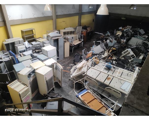 Foto de LOTE COMPOSTO POR SUCATA DE: CAMAS ELÉTRICAS, ELETRODOMÉSTICOS, MOBILIÁRIOS, NO ESTADO EM QUE SE ENCONTRAM.