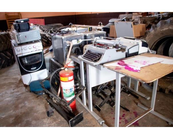 Foto de LOTE DE SUCATAS DIVERSAS, ARMÁRIOS, MATERIAIS INFORMÁTICA, ELETRONICOS, ETC, NO ESTADO EM QUE SE ENCONTRA