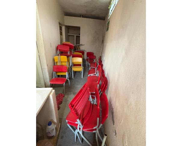 Foto de LOTE CONTENDO MESAS E CADEIRAS ESCOLARES.