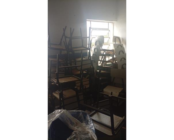 Foto de LOTE CONTENDO SUCATA DE ITENS DIVERSOS, TAIS COMO MATERIAIS DE INFORMÁTICA, CARTEIRAS ESCOLARES, ELETRODOMÉSTICOS, ENTRE OUTROS, NO ESTADO EM QUE SE ENCONTRA.