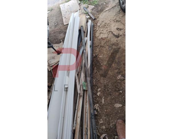 Foto de LOTE DE SUCATAS DIVERSAS ( PNEUS, MATERIAL DE INFORMATICA, MATERIAL HOSPITALAR, CADEIRAS, ETC), NO ESTADO EM QUE SE ENCONTRA.