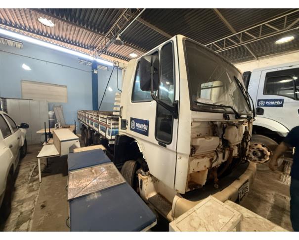 Foto de CAMINHAO FORD/CARGO 815, DIESEL, BRANCA, 2003/2003, CHASSI: 9BFV2UHGX3BB21970, RENAVAM: 00805362649, NO ESTADO EM QUE SE ENCONTRA.