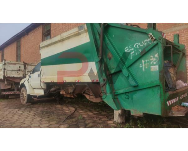Foto de CAMINHAO, FORD/F14000 160, BRANCA, 2002/2002, DIESEL, CHASSI: 9BFXK84F02B076501, RENAVAM: 00792330692, NO ESTADO EM QUE SE ENCONTRA.
