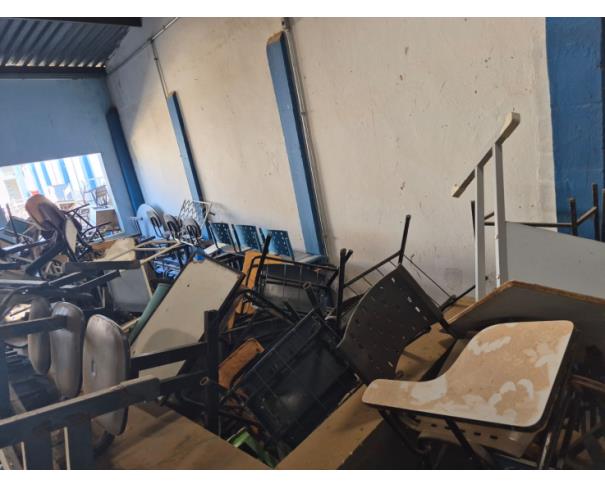 Foto de LOTE CONTENDO SUCATAS DIVERSAS, MOBILIÁRIO (CADEIRAS, ARMÁRIOS) EQUIPAMENTOS DIVERSOS, HOSPITALARES, DENTRE OUTROS, NO ESTADO EM QUE SE ENCONTRAM. 