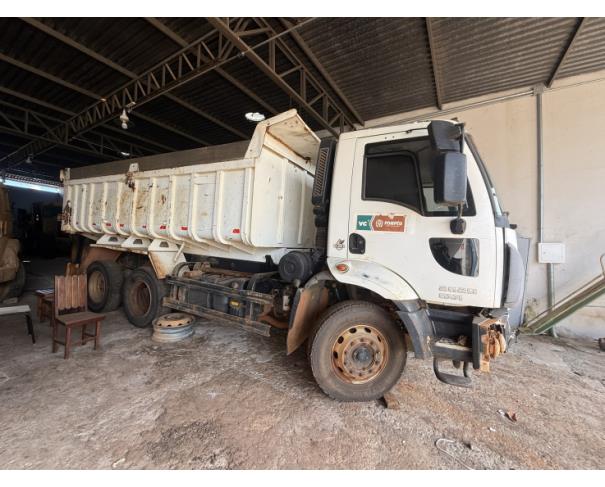 Foto de CAMINHAO FORD/CARGO 2629 6X4, DIESEL, BRANCA, 2014/2015, CHASSI: 9BFZEANE1FBS76015, RENAVAM: 01027470022, NO ESTADO EM QUE SE ENCONTRA.