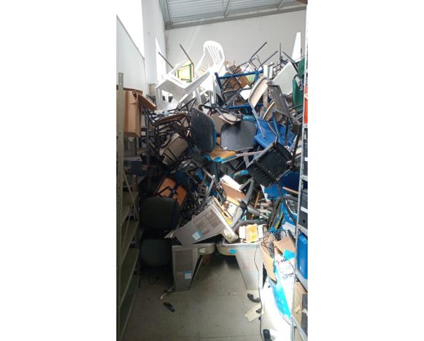 Foto de LOTE CONTENDO EQUIPAMENTO INDUSTRIAL E MOBILIÁRIOS, TAIS COMO: CADEIRAS ESCOLARES, ARMÁRIO DE AÇO, FREEZER, FREEZER INDUSTRIAL VERTICAL EM INOX, ENTRE OUTROS, NO ESTADO EM QUE SE ENCONTRA.