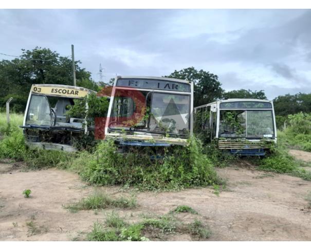 Foto de LOTE CONTENDO SUCATA DE DIVERSOS VEÍCULOS SEM BAIXA (03 ONIBUS, 02 FIORINO, 01 VOYAGE) E 01 LÂMINA DE TRATOR, 01 ROÇADEIRA E 01 CARRETINHA, NO ESTADO EM QUE SE ENCONTRA.