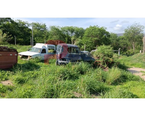 Foto de LOTE CONTENDO SUCATA DE DIVERSOS VEÍCULOS SEM BAIXA (03 ONIBUS, 02 FIORINO, 01 VOYAGE) E 01 LÂMINA DE TRATOR, 01 ROÇADEIRA E 01 CARRETINHA, NO ESTADO EM QUE SE ENCONTRA.