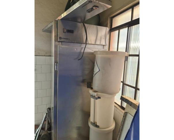 Foto de LOTE COMPOSTO POR SUCATA DE: MATERIAL HOSPITALAR, MOBILIÁRIOS, ELETRODOMÉSTICOS, CÂMARA FRIA, NO ESTADO EM QUE SE ENCONTRAM.
