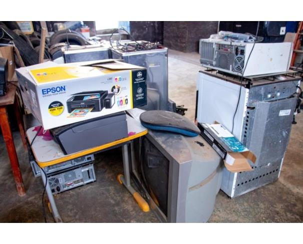 Foto de LOTE DE SUCATAS DIVERSAS, ARMÁRIOS, MATERIAIS INFORMÁTICA, ELETRONICOS, ETC, NO ESTADO EM QUE SE ENCONTRA