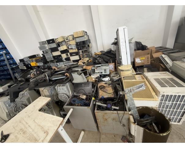 Foto de LOTE CONTENDO SUCATA DE MATERIAIS DE INFORMÁTICA, NO ESTADO EM QUE SE ENCONTRAM.