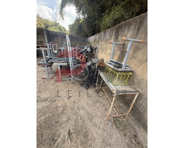 Foto de LOTE CONTENDO SUCATA DE  DIVERSOS BENS, TAIS COMO: MADEIRAS, ARMÁRIOS, COLCHONETES, CADEIRAS, MESAS ESCOLARES, EXTINTORES, VENTILADORES, CADEIRAS DE RODAS, MACAS, BALANÇAS, ENTRE OUTROS, NO ESTADO EM QUE SE ENCONTRAM.
