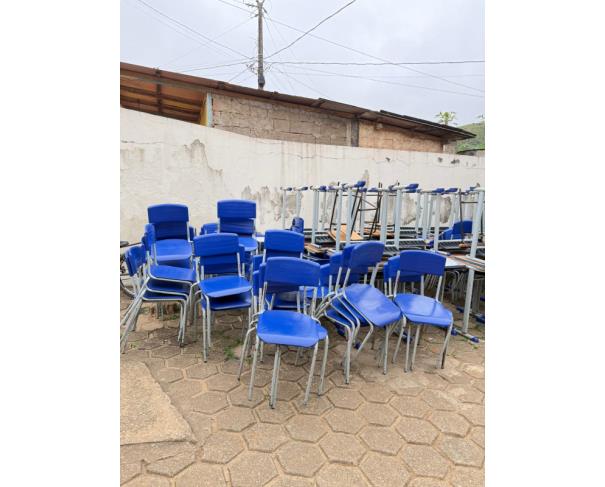 Foto de LOTE CONTENDO MESAS E CADEIRAS ESCOLARES, NO ESTADO EM QUE SE ENCONTRAM.