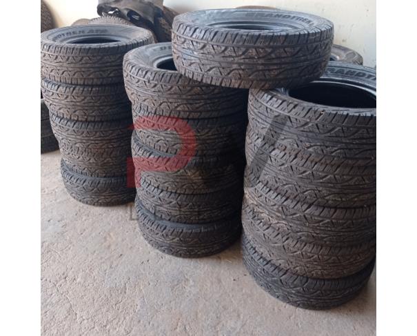 Foto de LOTE CONTENDO APROX. 29 PNEUS NOVOS SENDO: 16 PNEUS RADIAIS 265/70 R 16 DUNLOP; 10 PNEUS RADIAIS 265/70 R 16 GOODYEAR WRANGLER; 03 PNEUS RADIAIS 265/70 R 16 TOLEDO  CROSS; NO ESTADO EM QUE SE ENCONTRAM.