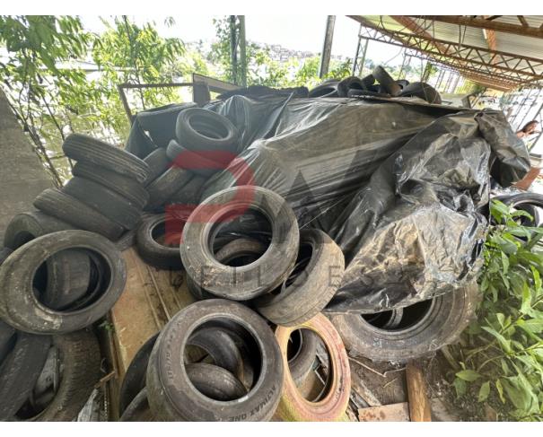 Foto de LOTE CONTENDO SUCATA DE PNEUS DE TAMANHOS DIVERSOS, NO ESTADO EM QUE SE ENCONTRA.