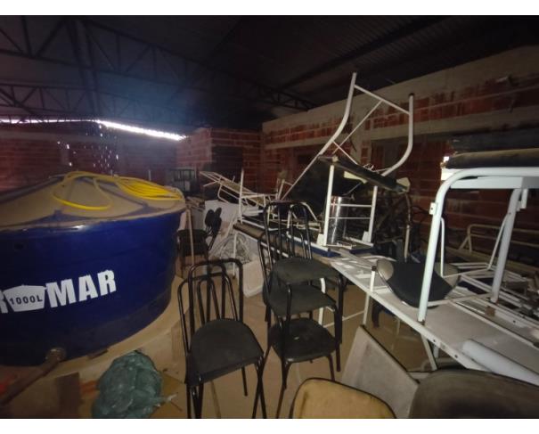 Foto de LOTE CONTENDO SUCATA DE DIVERSOS MATERIAIS TAIS COMO: MESAS, CADEIRAS ESCOLARES, CADEIRAS DE PLÁSTICO, CADEIRAS DE ESCRITÓRIO, ANTENA, MACAS, DIVISÓRIAS DE MADEIRA, PORTAS, ARMÁRIOS DE AÇO, LUMINÁRIAS, FOGÃO INDUSTRIAL, FREEZER VERTICAL, FREEZER HORIZONT