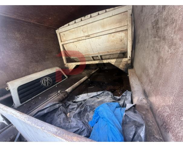 Foto de CARGA / CAMINHAO VW/8.150, 2000/2000, DIESEL, CHASSI: 9BWV2VD23YRY05528, RENAVAM: 00736861688, NO ESTADO EM QUE SE ENCONTRA. MOTOR AVARIADO. ESTA SEM UMA RODA DIANTEIRA.