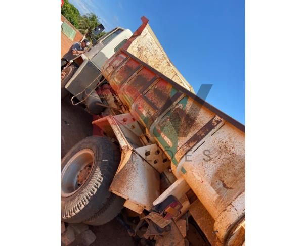Foto de CAR/CAMINHÃO BASCULANTE FORD/CARGO1717 E, DIESEL,  ANO/MOD 2006/2006, COR BRANCA, NO ESTADO EM QUE SE ENCONTRA.