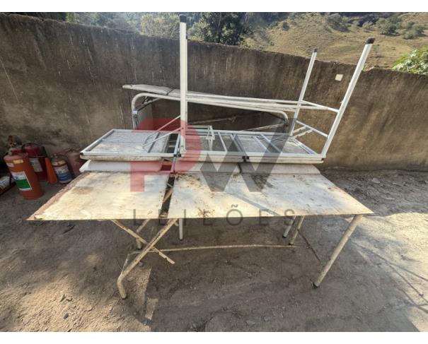 Foto de LOTE CONTENDO SUCATA DE  DIVERSOS BENS, TAIS COMO: MADEIRAS, ARMÁRIOS, COLCHONETES, CADEIRAS, MESAS ESCOLARES, EXTINTORES, VENTILADORES, CADEIRAS DE RODAS, MACAS, BALANÇAS, ENTRE OUTROS, NO ESTADO EM QUE SE ENCONTRAM.