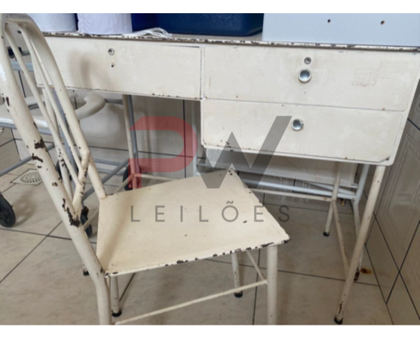 Foto de LOTE CONTENDO MESA, CADEIRA, BALANÇA E VISOR DE RAIO-X HOSPITALAR, NO ESTADO EM QUE SE ENCONTRA.