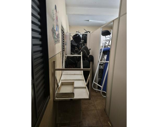Foto de LOTE COMPOSTO POR SUCATA DE: MATERIAL HOSPITALAR, MOBILIÁRIOS, ELETRODOMÉSTICOS, CÂMARA FRIA, NO ESTADO EM QUE SE ENCONTRAM.