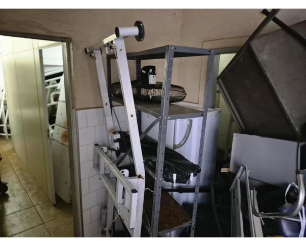 Foto de LOTE COMPOSTO POR SUCATA DE: MATERIAL HOSPITALAR, MOBILIÁRIOS, ELETRODOMÉSTICOS, CÂMARA FRIA, NO ESTADO EM QUE SE ENCONTRAM.
