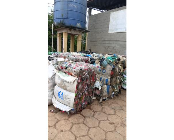 Foto de LOTE CONTENDO APROXIMADAMENTE 4.380 KG DE PAPELÃO, 219 KG DE PLÁSTICO DURO PRETO, 1.300 KG DE PLÁSTICO FILME, 156 KG DE PET ÁGUA, 90 KG DE PET VERDE, 428 KG DE PET BRANCO, 53 KG DE ALUMÍNIO (LATINHAS), 330 KG DE PAPEL MISTO, 45 KG DE PET ÓLEO, 15 KG DE A