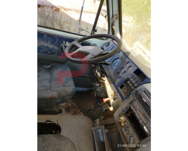 Foto de CARGA / CAMINHAO VW/8.150, 2000/2000, DIESEL, CHASSI: 9BWV2VD23YRY05528, RENAVAM: 00736861688, NO ESTADO EM QUE SE ENCONTRA. MOTOR AVARIADO. ESTA SEM UMA RODA DIANTEIRA.