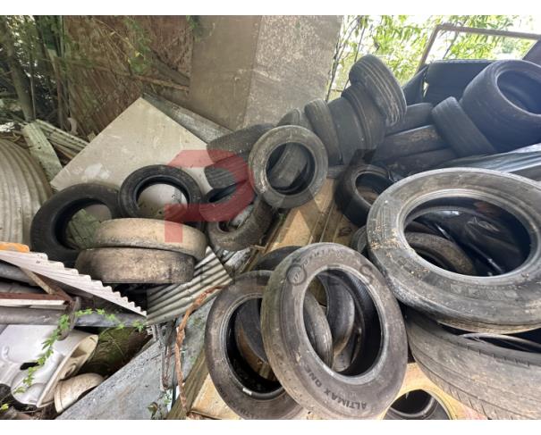 Foto de LOTE CONTENDO SUCATA DE PNEUS DE TAMANHOS DIVERSOS, NO ESTADO EM QUE SE ENCONTRA.