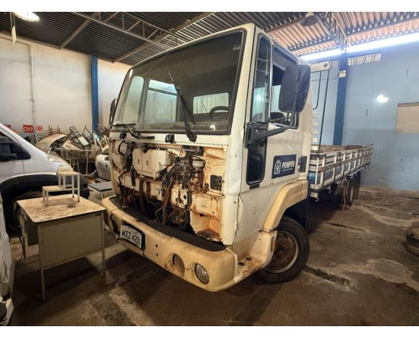 Foto de CAMINHAO FORD/CARGO 815, DIESEL, BRANCA, 2003/2003, CHASSI: 9BFV2UHGX3BB21970, RENAVAM: 00805362649, NO ESTADO EM QUE SE ENCONTRA.