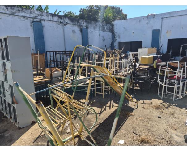 Foto de LOTE CONTENDO SUCATAS DIVERSAS, MOBILIÁRIO (CADEIRAS, ARMÁRIOS) EQUIPAMENTOS DIVERSOS, HOSPITALARES, DENTRE OUTROS, NO ESTADO EM QUE SE ENCONTRAM. 