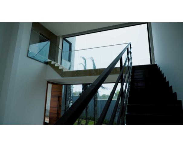 Foto de Residência de alto luxo no Condomínio Costa Laguna, em Nova Lima/MG, com 483 m², 4 dormitórios (3 suítes), piscina aquecida, espaço gourmet, cinema, automação residencial e 5 vagas cobertas. Condomínio com lazer completo e segurança 24 horas.