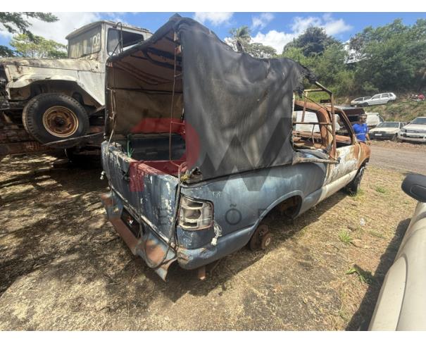 Foto de CARGA / CAMINHONETE GM/S10, 1995/1995, GASOLINA, BRANCA, CHASSI: 9BG124ARSSC907705, RENAVAM: 00639604013, NO ESTADO EM QUE SE ENCONTRA. SUCATA. DESTRUIDA POR INCÊNDIO. ESTA SEM RODAS TRASEIRAS.